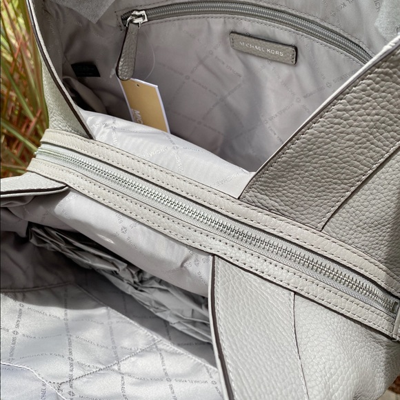 SALE‼️‼️ 💕Michael kors Chain tote gray + wallet - Picture 7 of 7